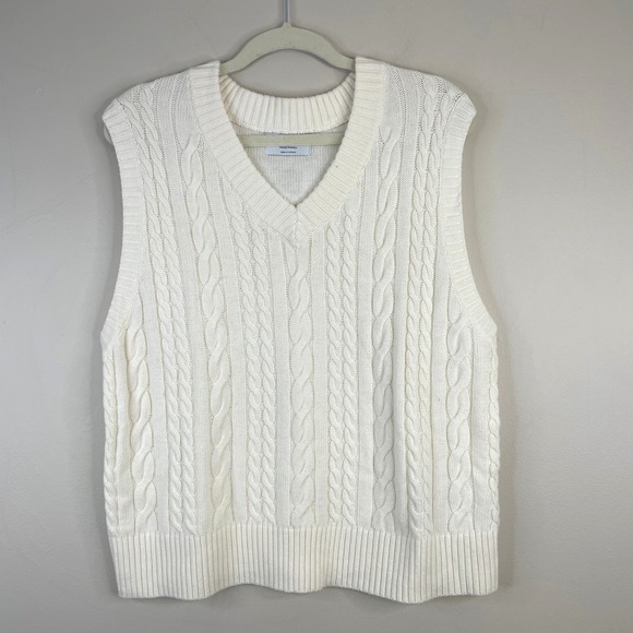 Old Navy Sweaters - Old Navy Chunky Cable Knit Sweater Vest Women Large Varsity Preppy Layer Neutral
